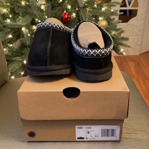 Black Ugg Tasman II